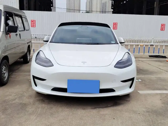Tesla Model 3 — Фото автомобиля 2