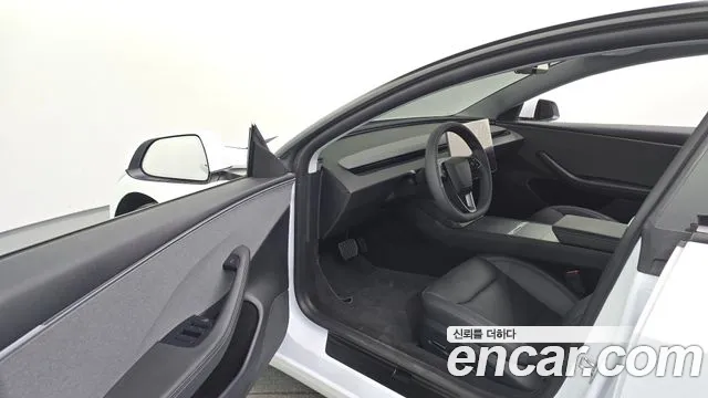 Tesla Model 3 — Фото автомобиля 10