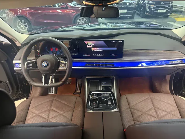 BMW i7 — Фото автомобиля 10