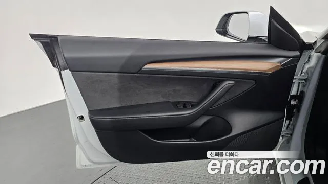 Tesla Model 3 — Фото автомобиля 24