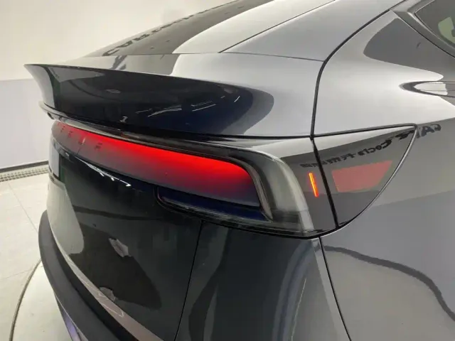 Tesla Model Y — Фото автомобиля 10
