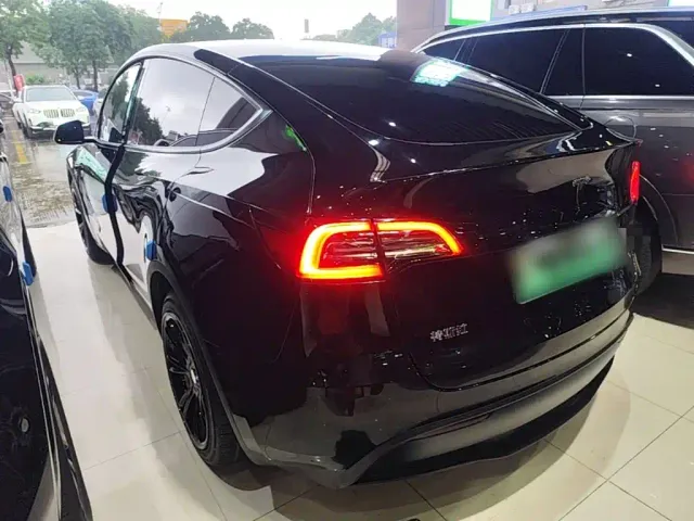 Tesla Model Y — Фото автомобиля 22