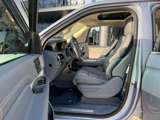 Lincoln Navigator — Фото автомобиля 4