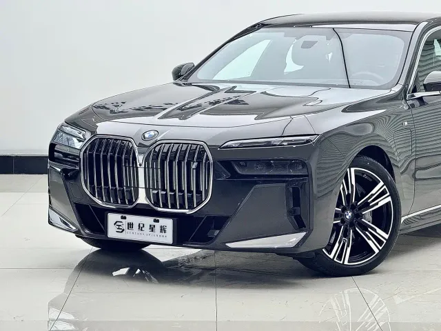 BMW i7 — Фото автомобиля 3