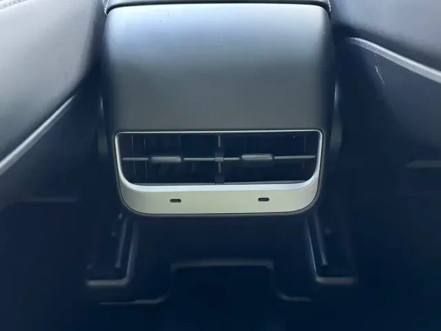 Tesla Model Y — Фото автомобиля 14