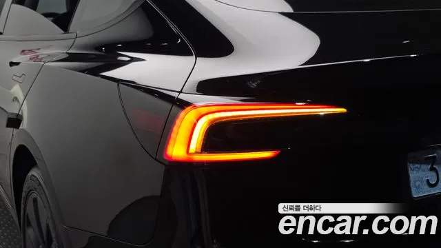 Tesla Model 3 — Фото автомобиля 8