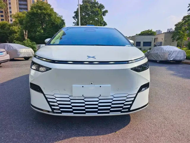 Xpeng X9 — Фото автомобиля 3
