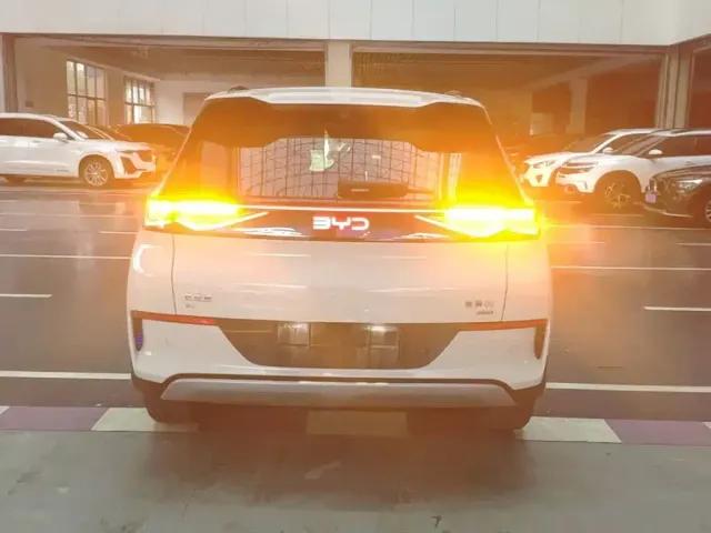 BYD Hai Shi 05 EV 2025 520KM Flagship Smart Navigation Edition — Фото автомобиля 5