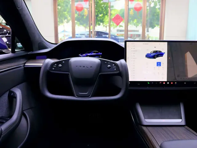 Tesla Model S — Фото автомобиля 9