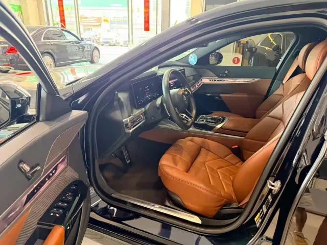 BMW i7 — Фото автомобиля 3