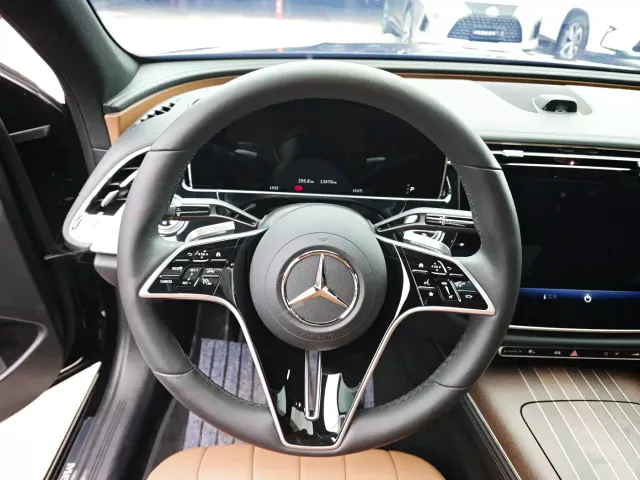 Mercedes-Benz E-Class — Фото автомобиля 5