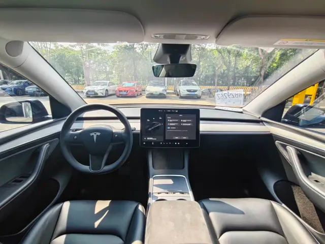 Tesla Model Y — Фото автомобиля 6