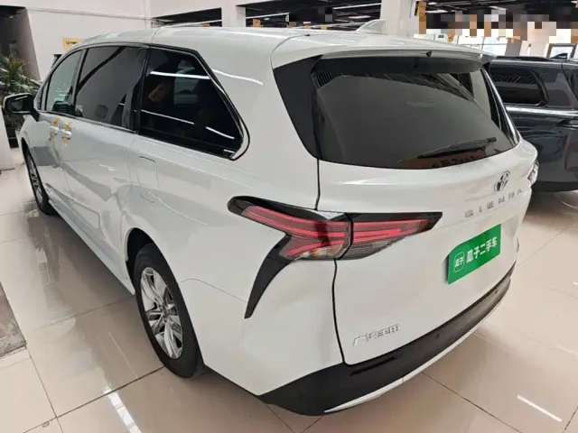 Toyota Sienna — Фото автомобиля 4