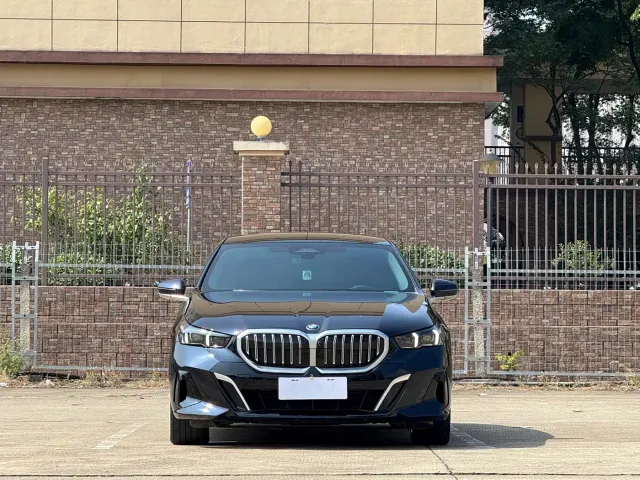 BMW 5 Series — Фото автомобиля 2
