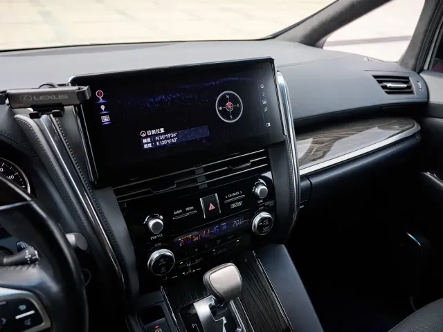 Lexus LM — Фото автомобиля 13