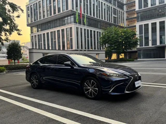 Lexus ES — Фото автомобиля 3