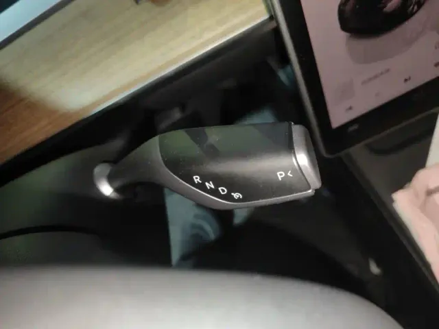 Tesla Model Y — Фото автомобиля 10