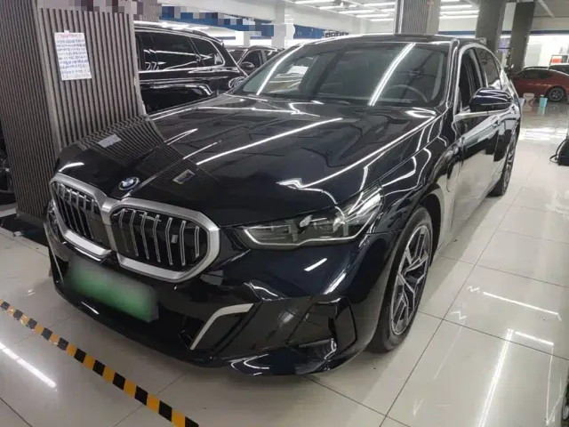 Фотография автомобиля — BMW i5