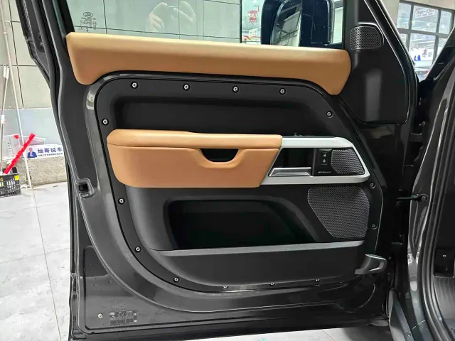 Land Rover Defender — Фото автомобиля 11