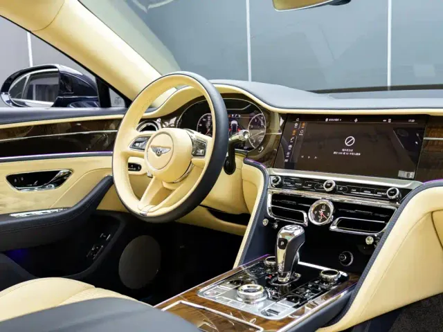 Bentley Flying Spur — Фото автомобиля 19