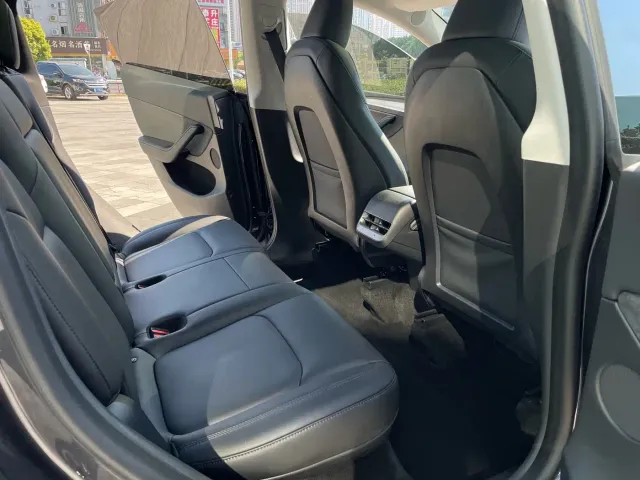 Tesla Model Y — Фото автомобиля 13