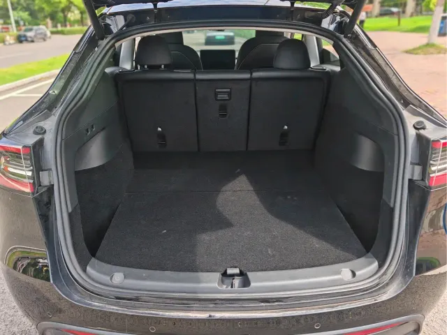 Tesla Model Y — Фото автомобиля 12