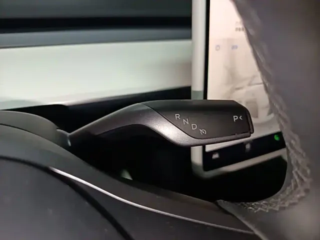 Tesla Model 3 — Фото автомобиля 13