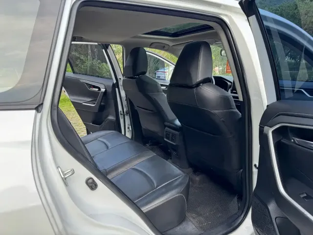Toyota RAV4 — Фото автомобиля 8
