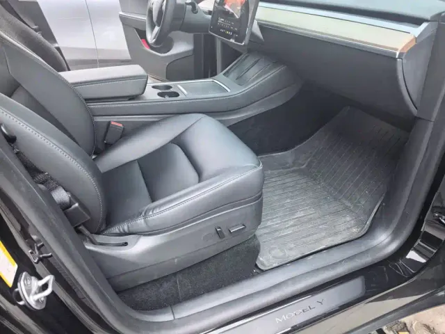 Tesla Model Y — Фото автомобиля 12