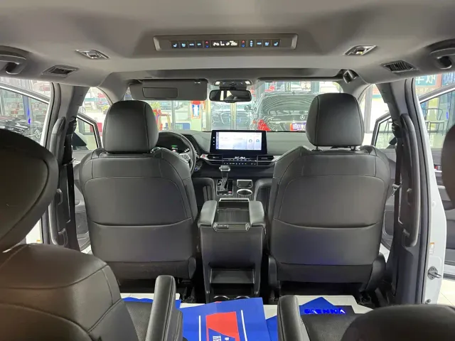 Toyota Sienna — Фото автомобиля 10