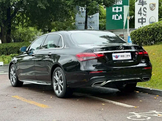 Mercedes-Benz E-Class — Фото автомобиля 4