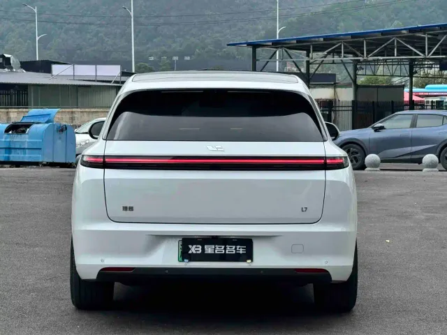 Li Auto L7 — Фото автомобиля 8