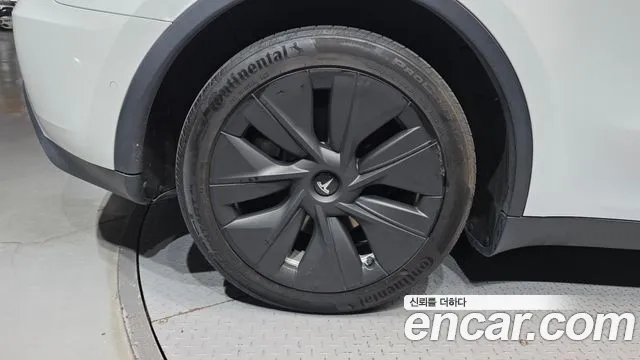 Tesla Model Y — Фото автомобиля 5