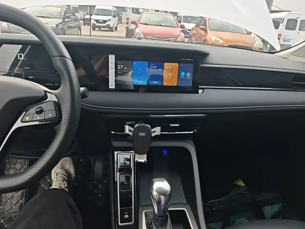 Roewe Roewe i5 2023 1.5L CVT Honor Edition — Фото автомобиля 12