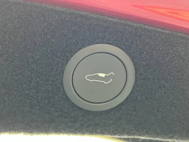 Tesla Model 3 — Фото автомобиля 12