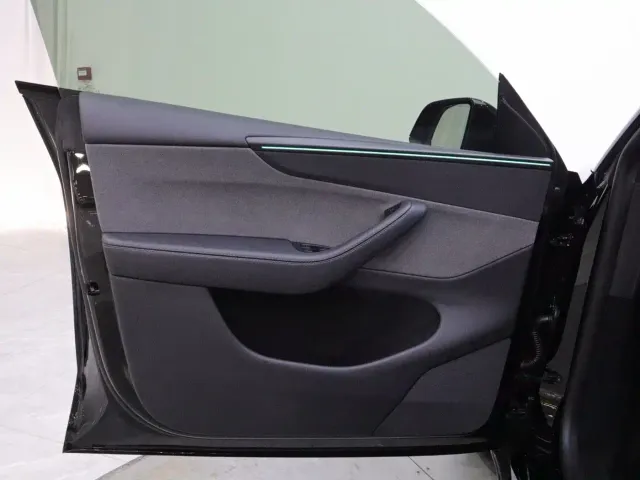 Tesla Model Y — Фото автомобиля 10