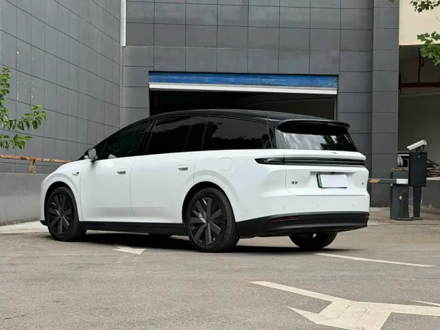 Li Auto i8 — Фото автомобиля 7