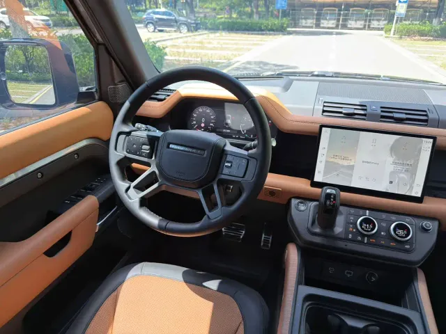 Land Rover Defender — Фото автомобиля 10