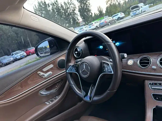 Mercedes-Benz E-Class — Фото автомобиля 16