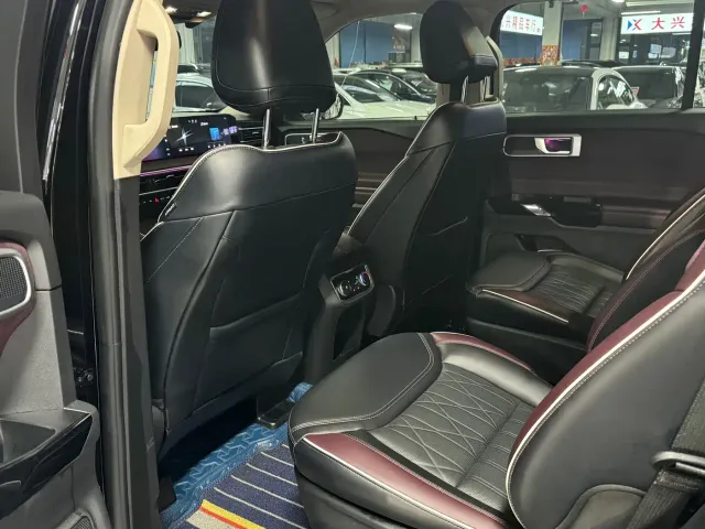 Ford Explorer — Фото автомобиля 9