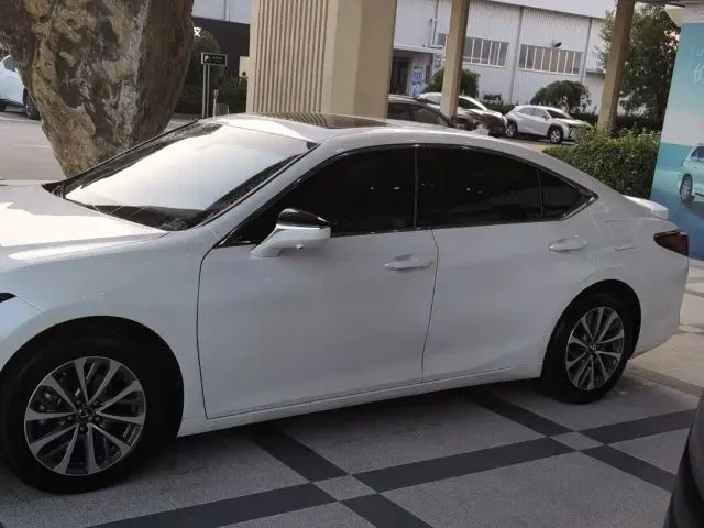 Lexus ES — Фото автомобиля 3