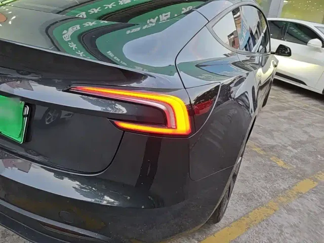 Tesla Model 3 — Фото автомобиля 7