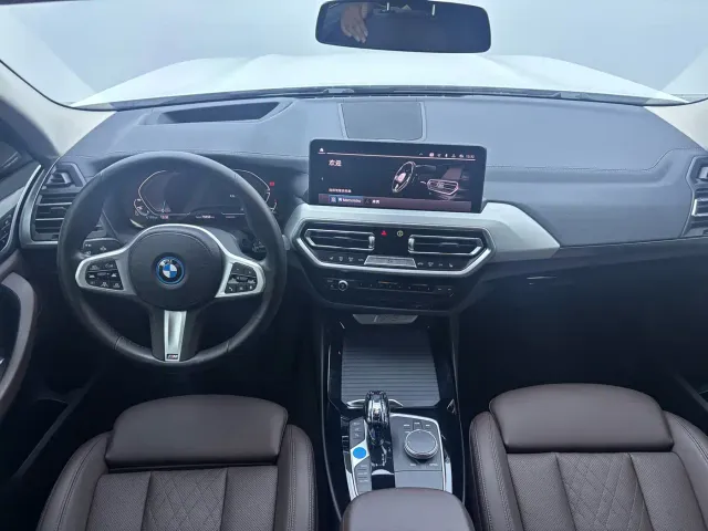 BMW iX3 — Фото автомобиля 13