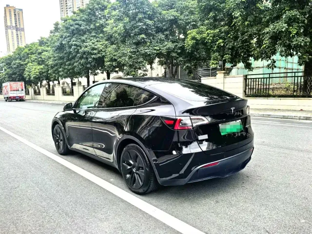 Tesla Model Y — Фото автомобиля 5