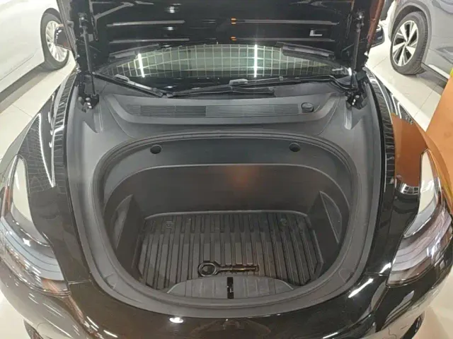 Tesla Model 3 — Фото автомобиля 19
