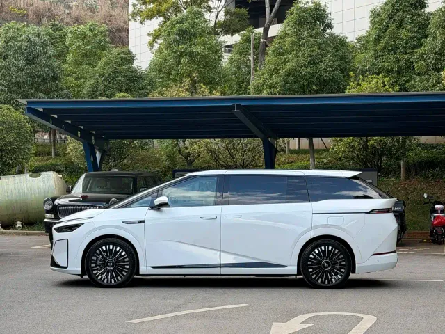 Xpeng X9 — Фото автомобиля 4