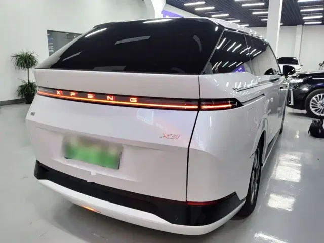 Xpeng X9 — Фото автомобиля 6