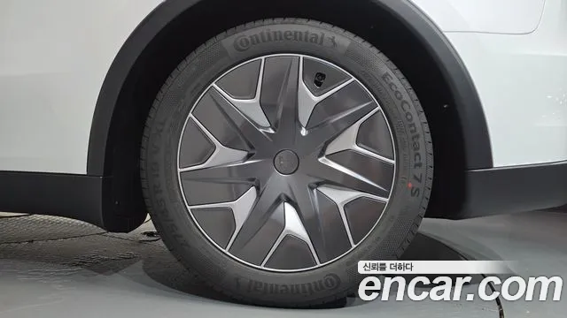 Tesla Model Y — Фото автомобиля 20