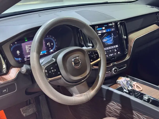 Volvo XC60 — Фото автомобиля 3