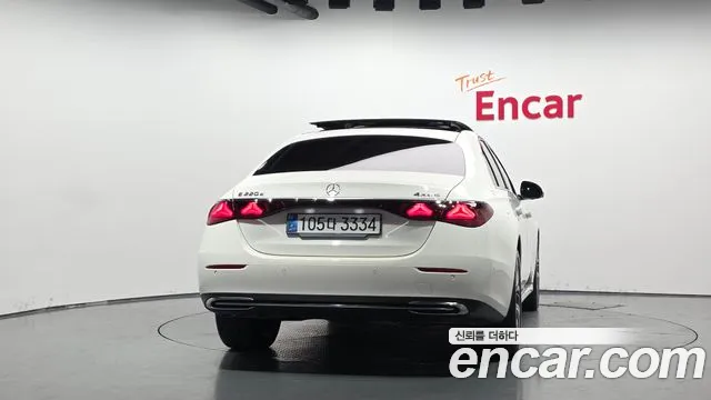 Mercedes-Benz E-Class — Фото автомобиля 4